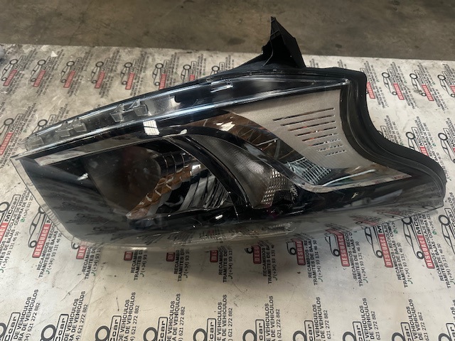 Reflektor prawy Renault Trafic 3