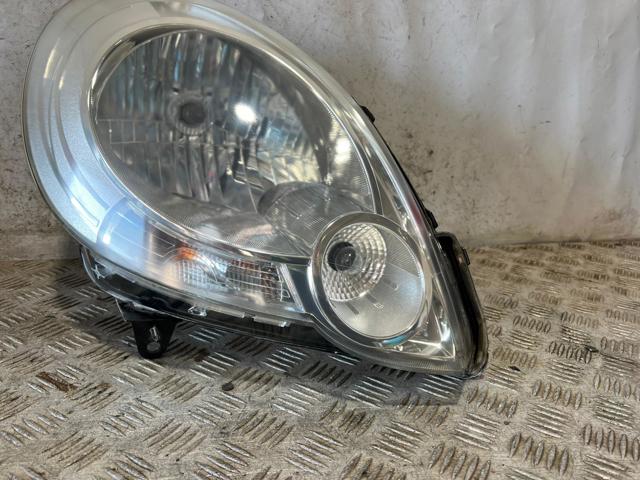 Reflektor prawy 260106220R RENAULT