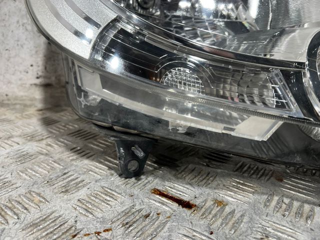 Reflektor prawy 260106220R RENAULT