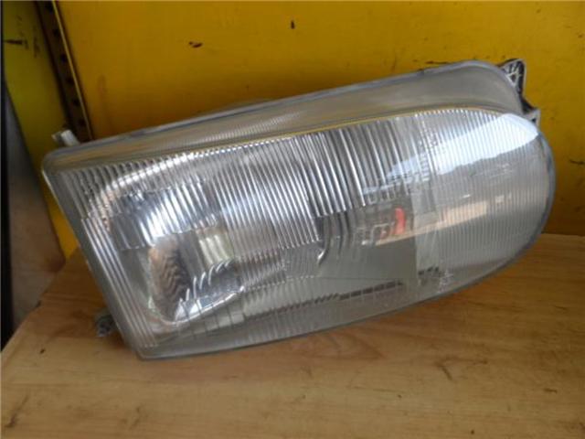 Reflektor prawy 260108C002 NISSAN