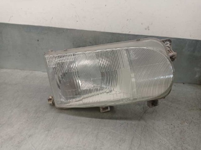 Reflektory Nissan Serena