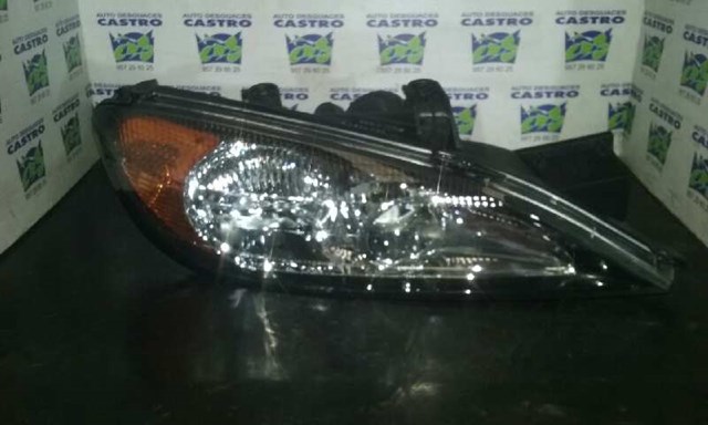 Reflektor prawy 260109F686 NISSAN