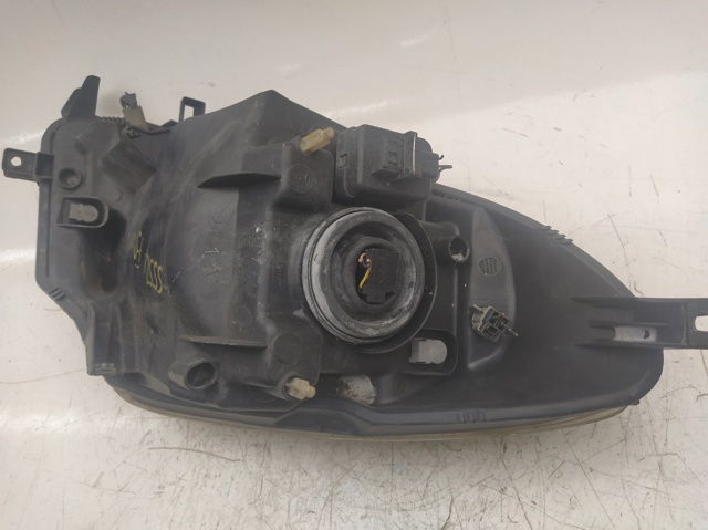 Reflektor prawy 260109U100 NISSAN