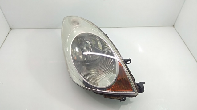 Reflektor prawy 260109U10A NISSAN