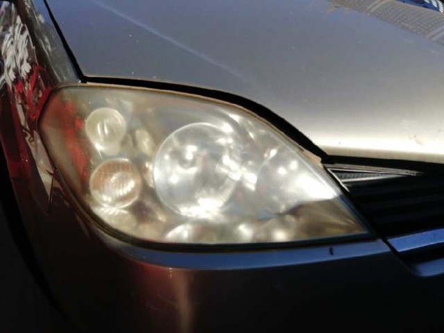 Reflektor prawy 26010AU800 NISSAN