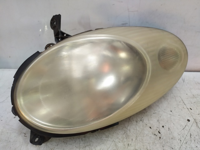 Reflektor prawy 26010AX700 NISSAN