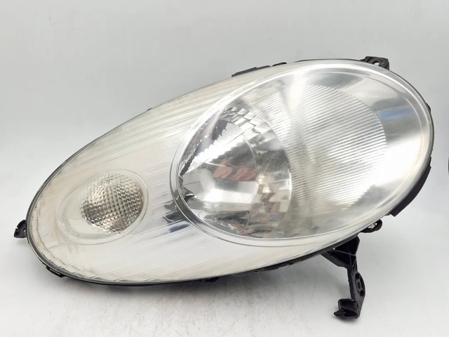 Reflektor prawy 26010AX700 NISSAN