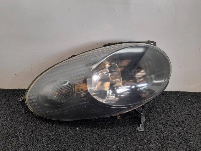 Reflektor prawy 26010AX705 NISSAN