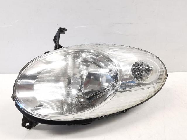 Reflektor prawy 26010BC50B NISSAN