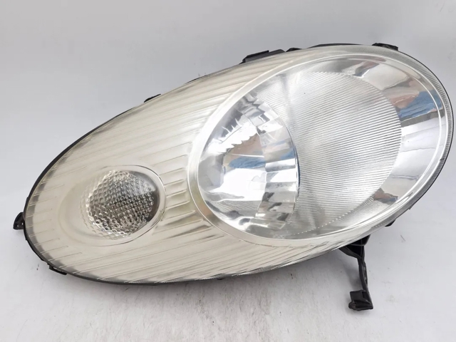Reflektor prawy 26010BC50B NISSAN