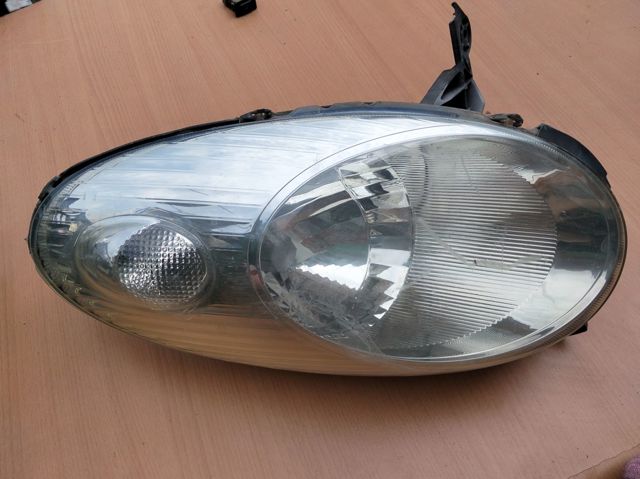 Reflektor lewy 26060AX700 NISSAN
