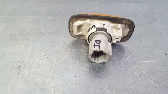 Powtarzacz kierunkowskazu na błotniku Nissan Almera 1 N15