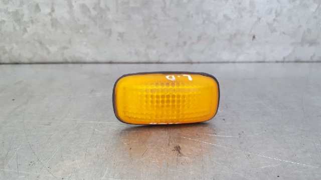 Powtarzacz kierunkowskazu na błotniku Nissan Almera 1 N15