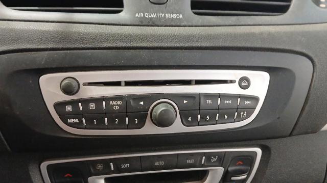 Radioodtwarzacz (radio AM/FM) 281158115R RENAULT