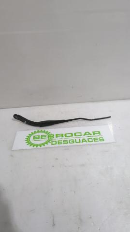 Ramię wycieraczki szyby przedniej Dacia Logan 2 L8_