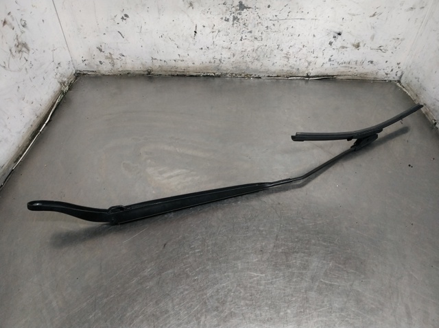 Ramię wycieraczki szyby przedniej 288860005R RENAULT
