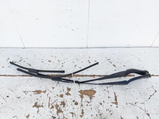 Ramię wycieraczki szyby przedniej 288864419R RENAULT