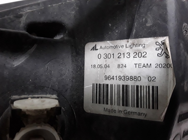 Reflektor prawy 301213202 PEUGEOT