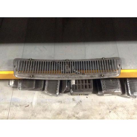 Atrapa chłodnicy Volvo V40 VW