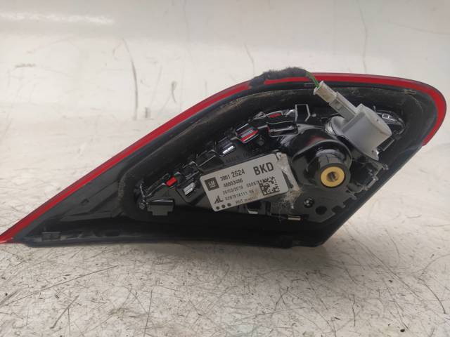 Lampa zespolona tylna prawa wewnętrzna 39012624 OPEL