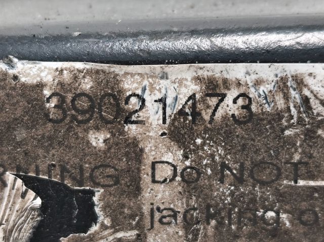 Wahacz zawieszenia przedniego dolny prawy 39021473 OPEL