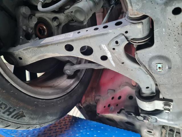 Wahacz zawieszenia przedniego dolny prawy 39021473 OPEL