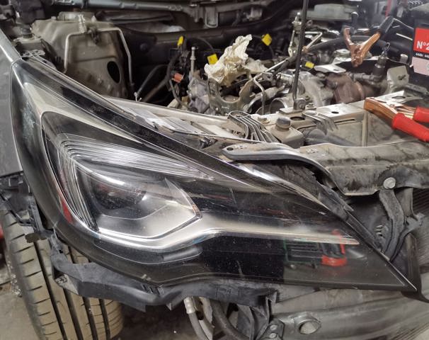 Reflektor prawy 39081893 OPEL