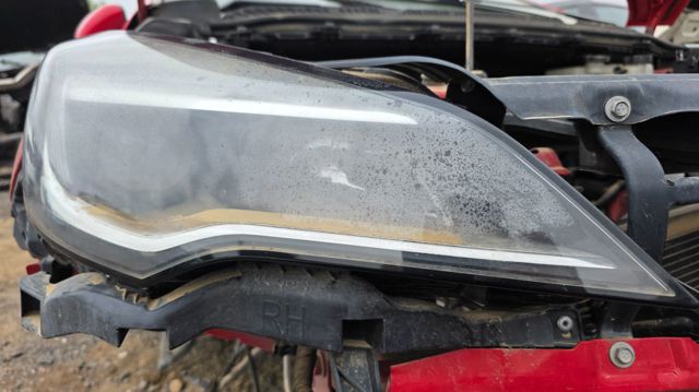 Reflektor prawy 39081893 OPEL