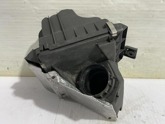 Obudowa filtra powietrza Volkswagen Passat 3B3