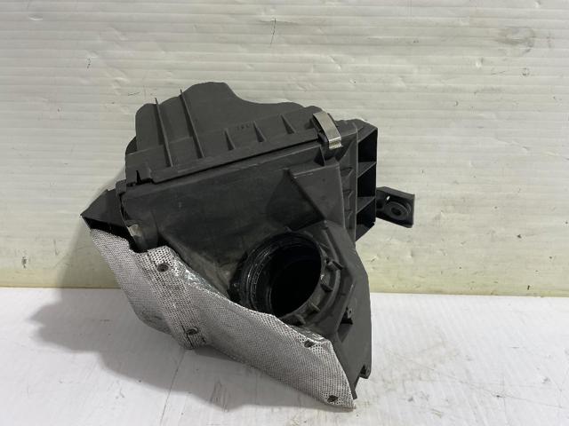 Obudowa filtra powietrza Volkswagen Passat 3B3