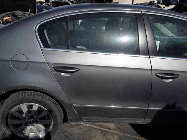 Drzwi tylne prawe 3B5833052AB VAG