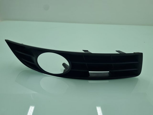 Zaślepka (kratka) lamp przeciwmgielnych zderzaka przedniego prawa 3C0853666A VAG