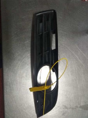 Zaślepka (kratka) lamp przeciwmgielnych zderzaka przedniego prawa 3C0853666A VAG