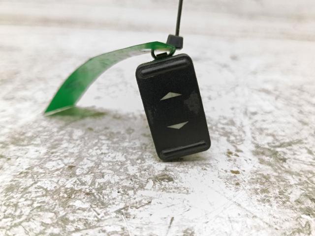 Włącznik przyciskowy podnośnika szyby przedni prawy 3M5T14529BB FORD