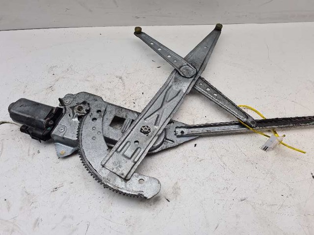 Mechanizm podnoszenia szyby drzwi przednich prawych 400371A RENAULT