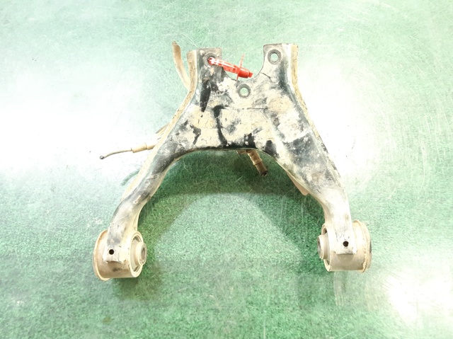Wahacz zawieszenia przedniego prawy górny 4010A118 MITSUBISHI