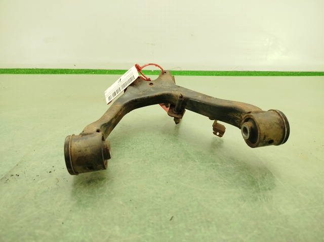 Wahacz zawieszenia przedniego prawy górny 4010A140 MITSUBISHI
