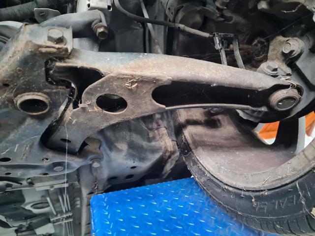 Wahacz zawieszenia przedniego dolny lewy 4013A281 MITSUBISHI