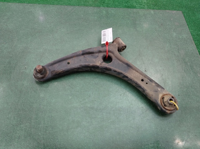 Wahacz zawieszenia przedniego dolny lewy 4013A427 MITSUBISHI