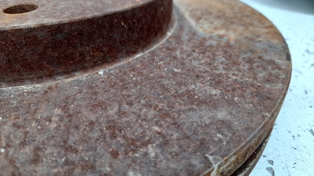 Tarcza hamulcowa przednia 402064U107 NISSAN