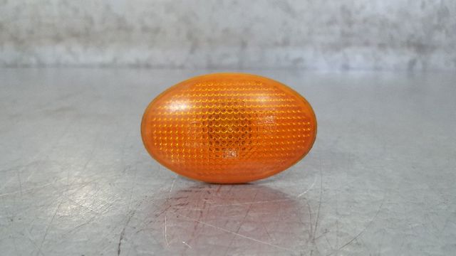 Powtarzacz kierunkowskazu na błotniku 4474148 FORD