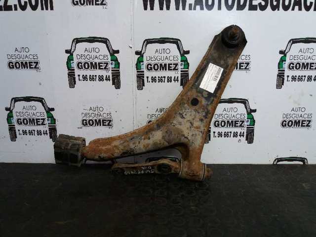 Wahacz zawieszenia przedniego dolny lewy 4520260E01000 SUZUKI