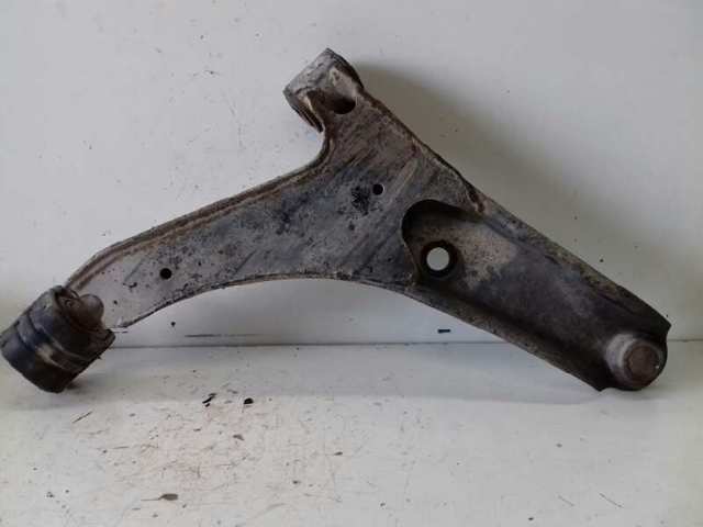 Wahacz zawieszenia przedniego dolny lewy 4520260E01000 SUZUKI