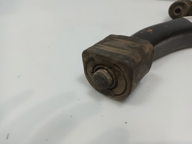 Wahacz zawieszenia przedniego dolny lewy 4520263G01000 SUZUKI