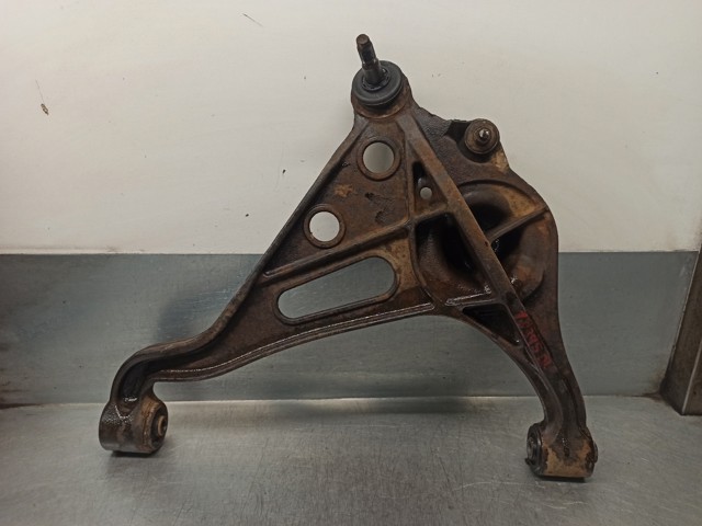 Wahacz zawieszenia przedniego dolny lewy 4520265D00 SUZUKI