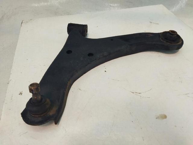 Wahacz zawieszenia przedniego dolny lewy 4520278K00000 SUZUKI