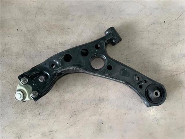 Wahacz zawieszenia przedniego dolny prawy 4806810130 TOYOTA