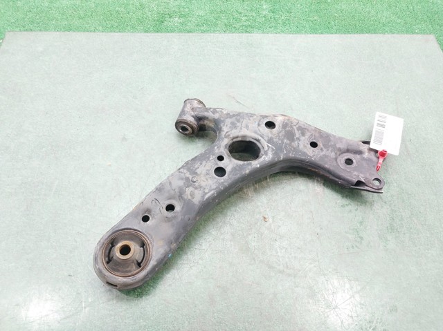 Wahacz zawieszenia przedniego dolny lewy 4806902130 TOYOTA