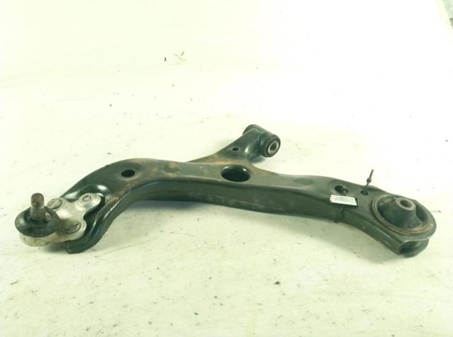 Wahacz zawieszenia przedniego dolny lewy 4806902330 TOYOTA