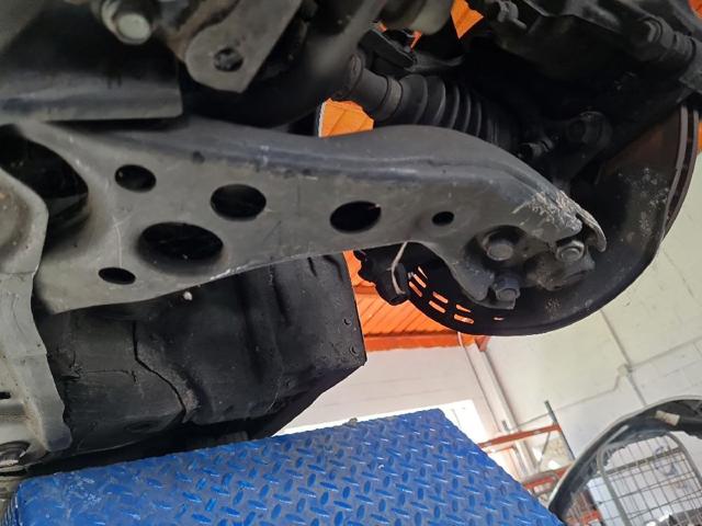 Wahacz zawieszenia przedniego dolny lewy 4806902330 TOYOTA
